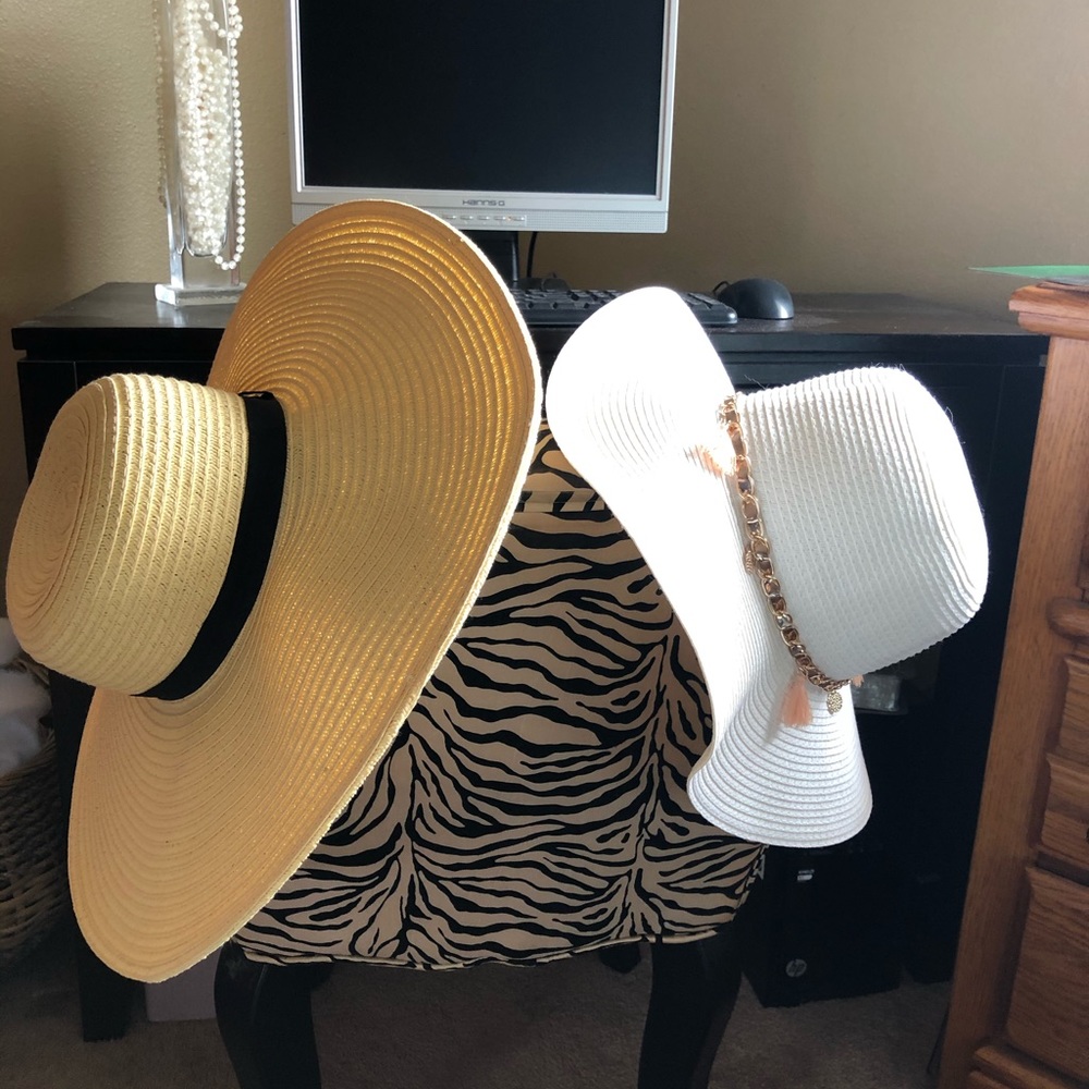 Wide/medium brim hat.